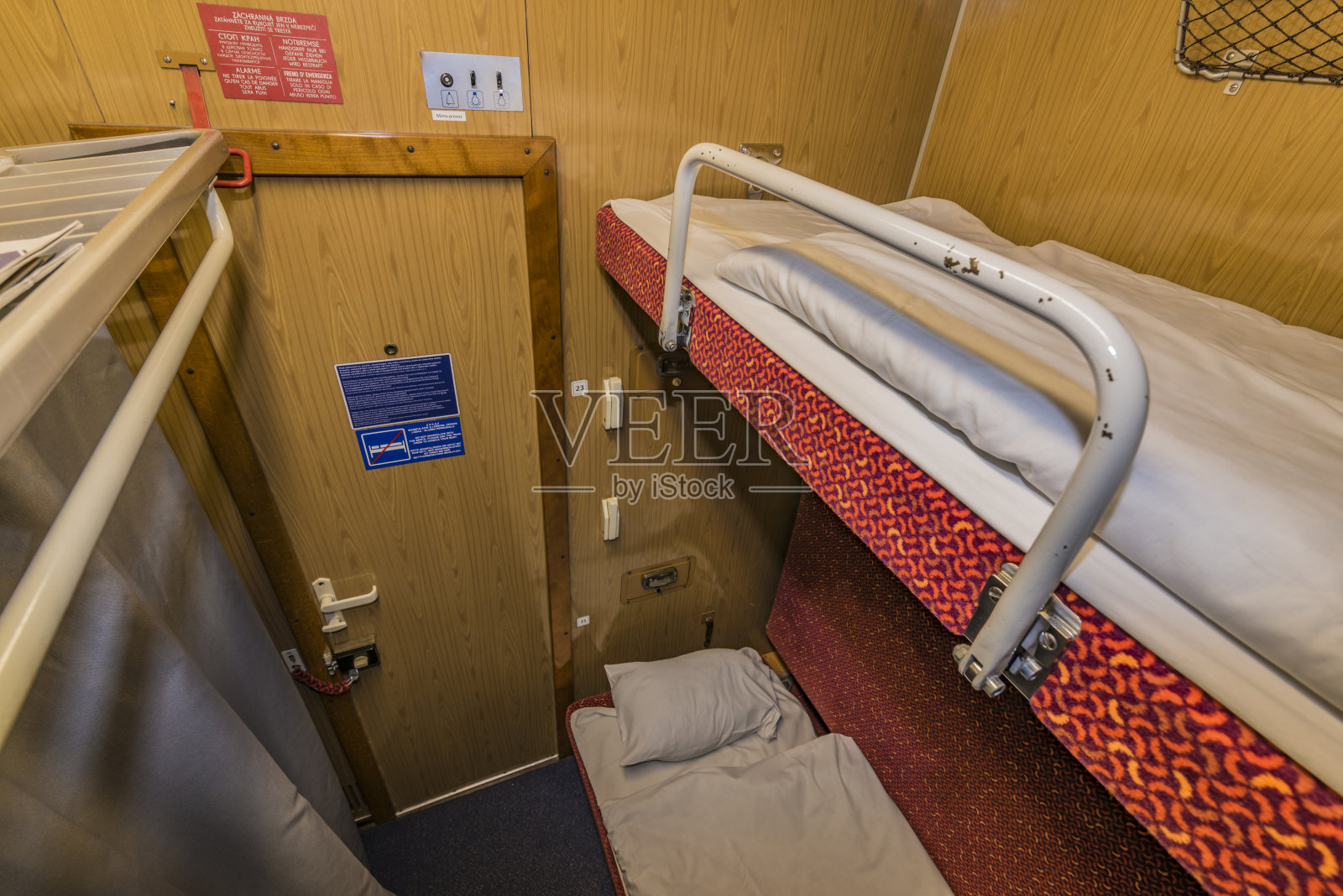 夜间列车内部配备床和洗脸盆照片摄影图片