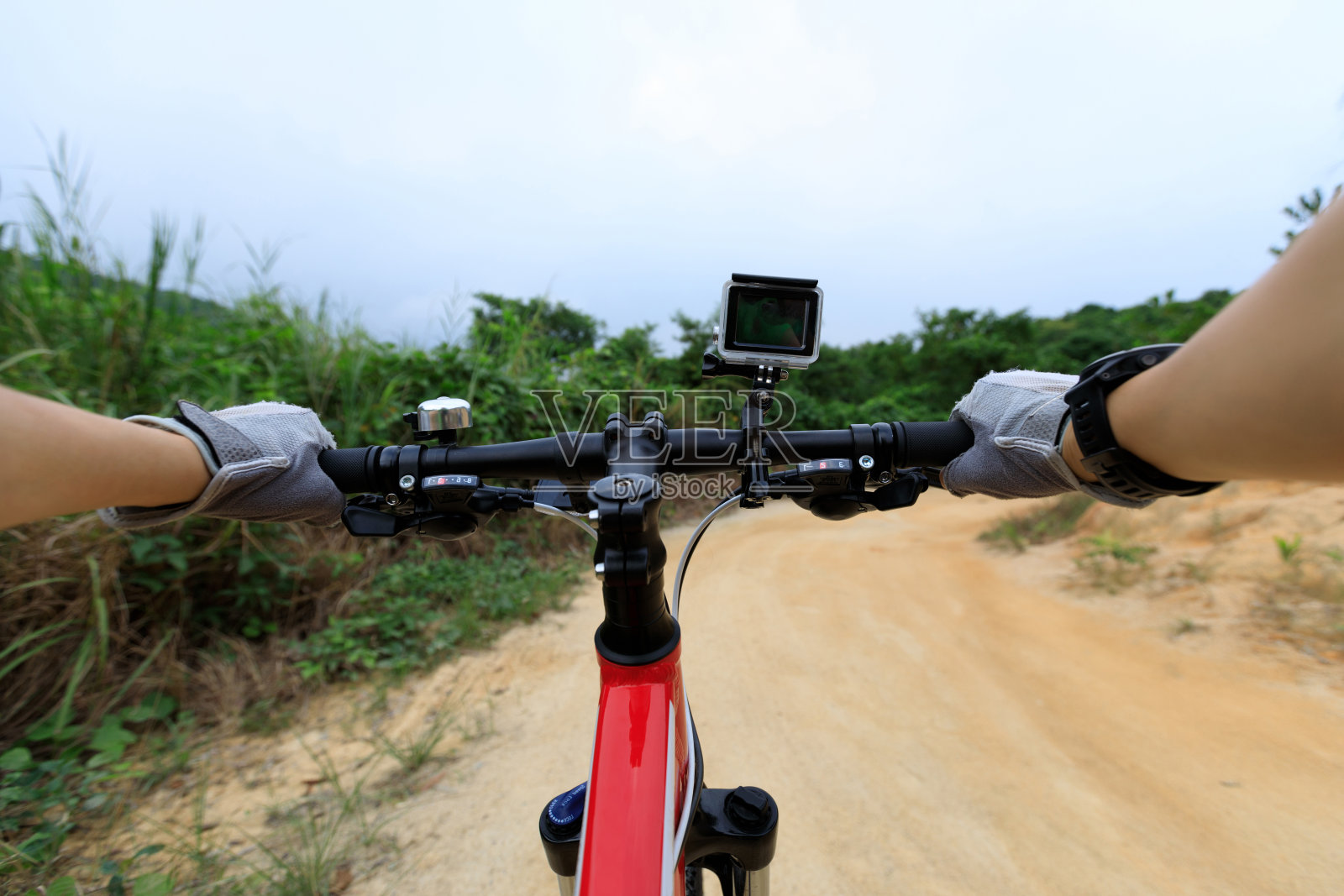 骑自行车的手在乡村公路上骑山地车照片摄影图片