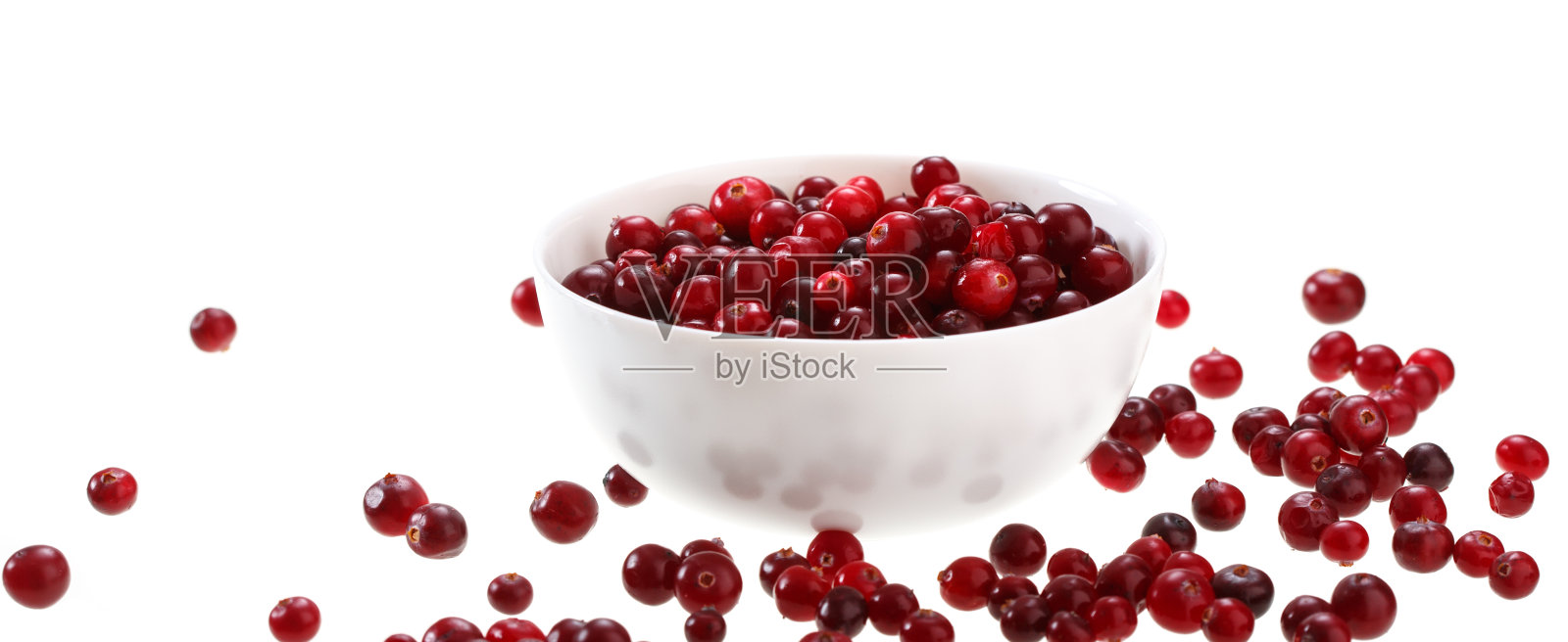 白色碗中的蔓越莓孤立在白色背景上照片摄影图片