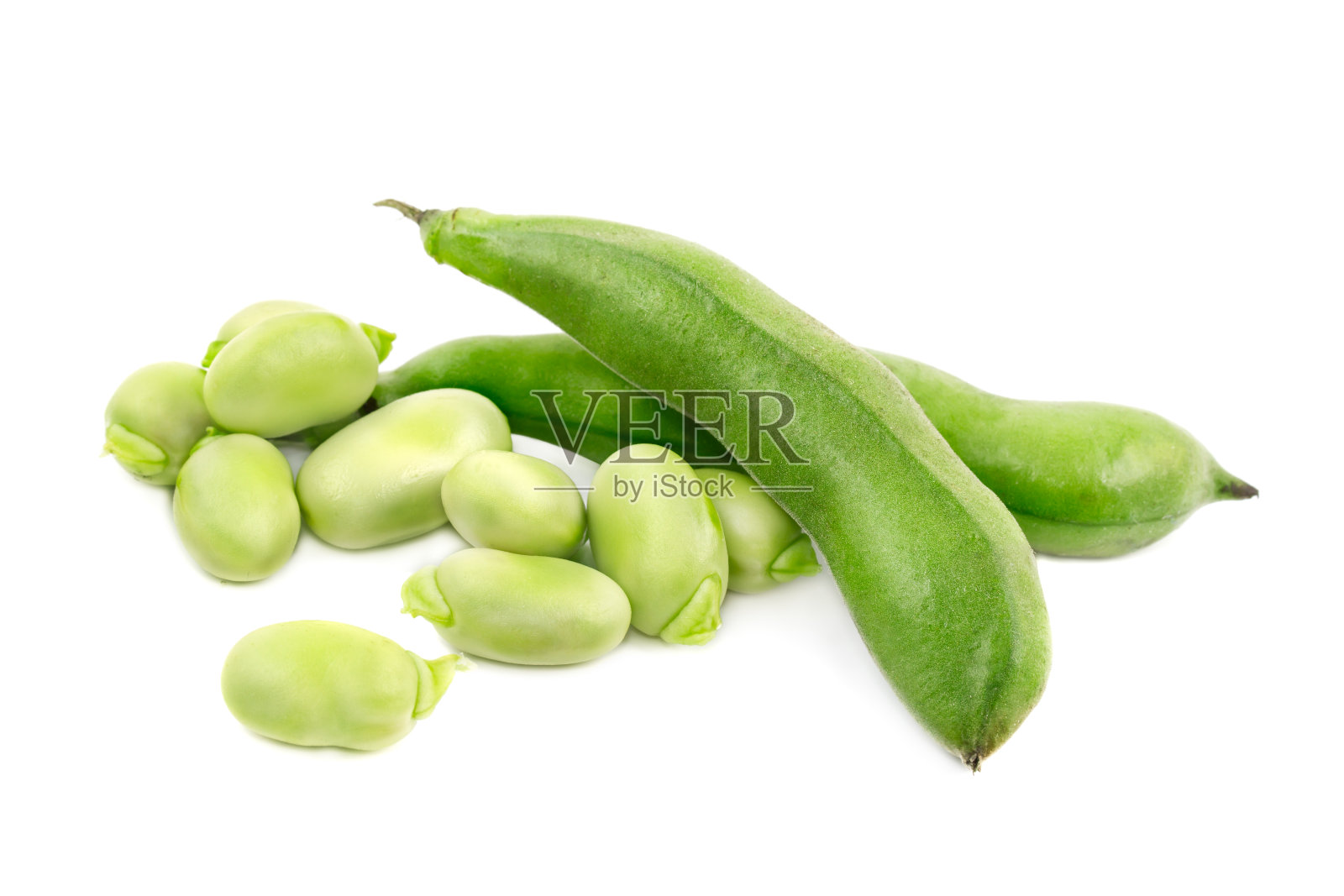 白色背景下分离的绿色大豆。照片摄影图片