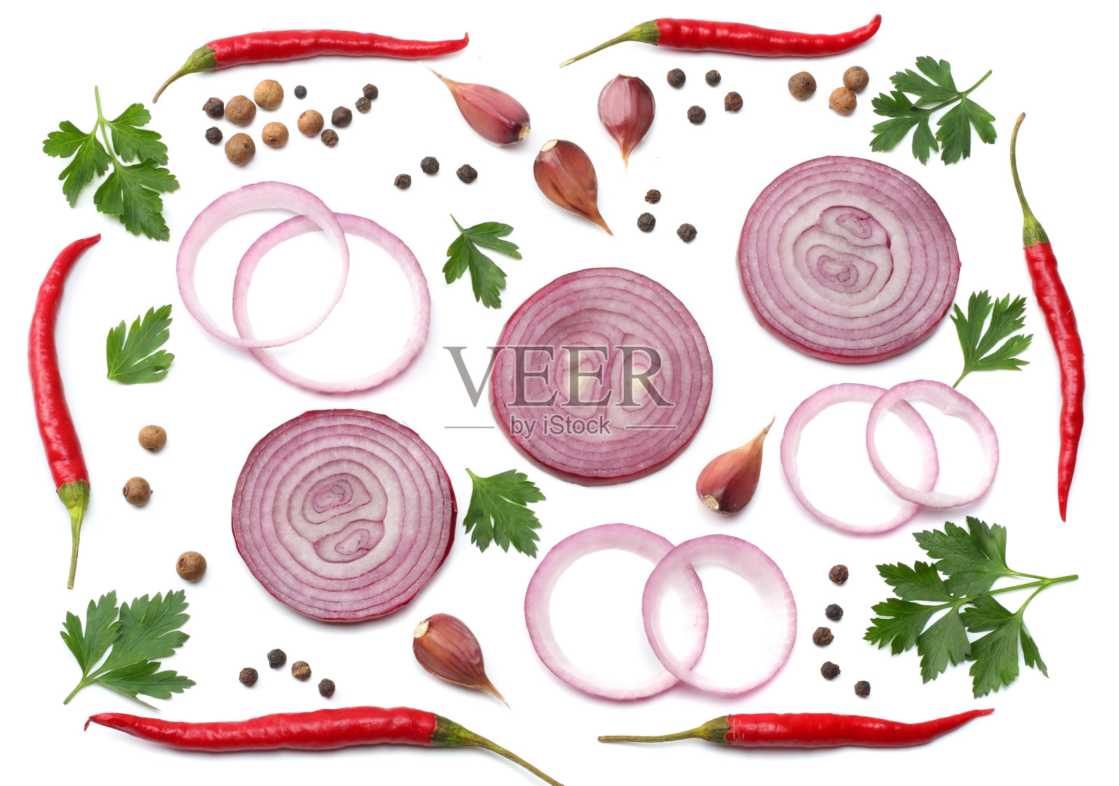 切片红洋葱与欧芹，大蒜和香料孤立在白色背景俯视图照片摄影图片