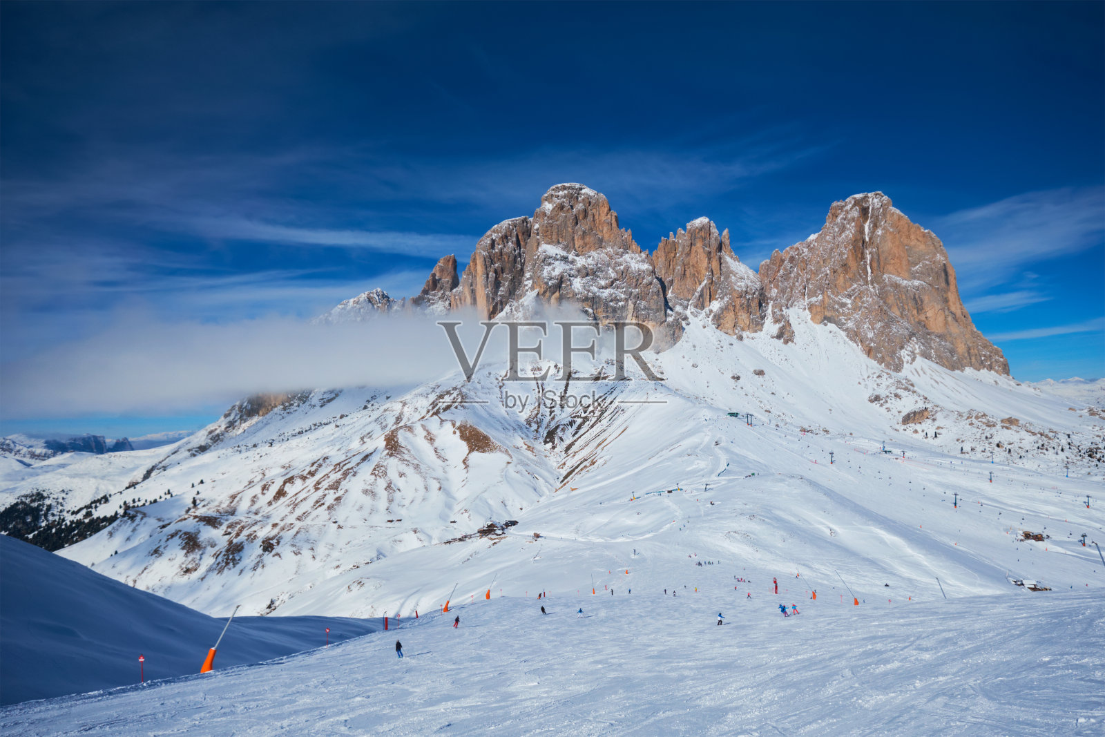 意大利Dolomites的滑雪胜地照片摄影图片