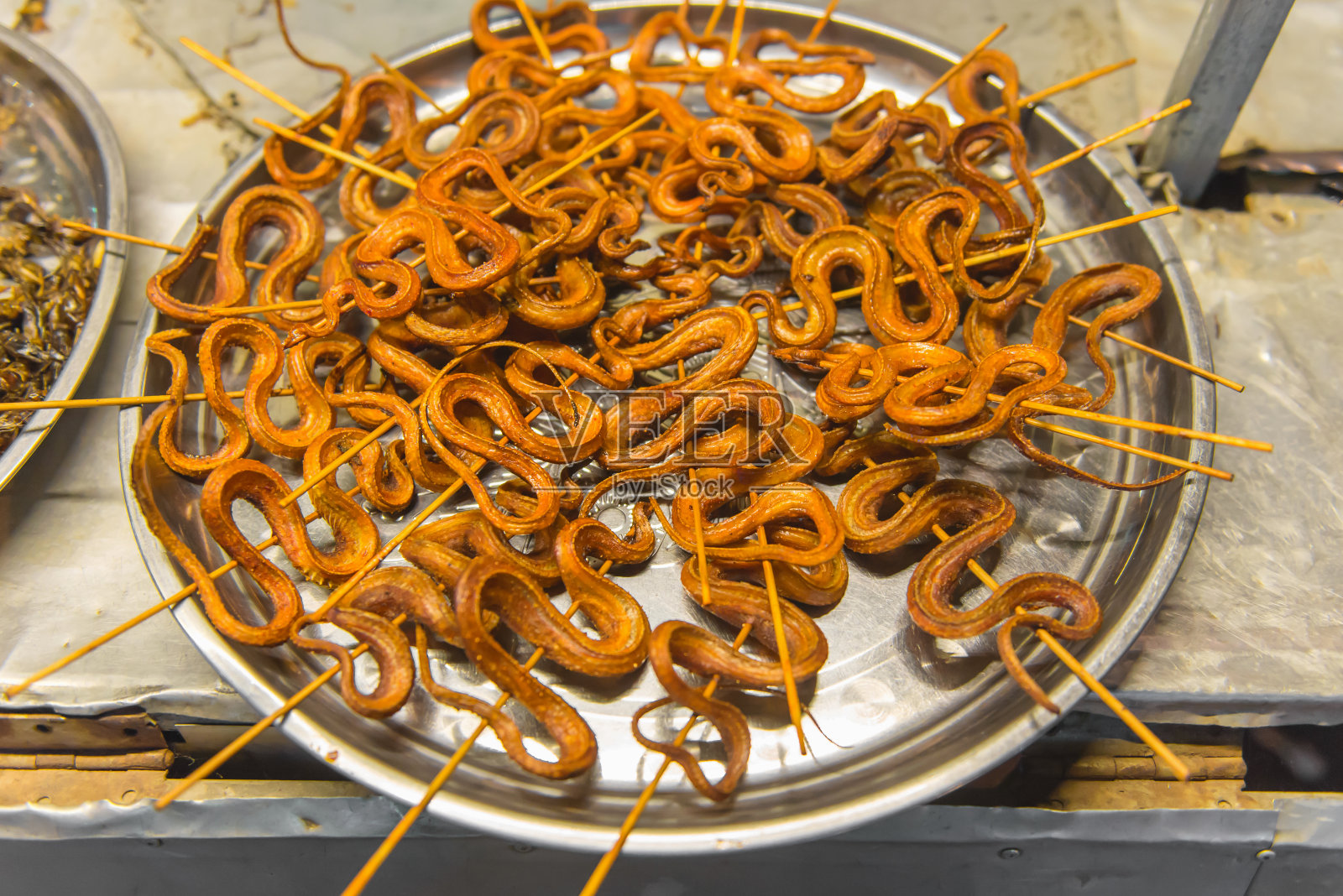 烤蛇在中国的食品市场上出售照片摄影图片