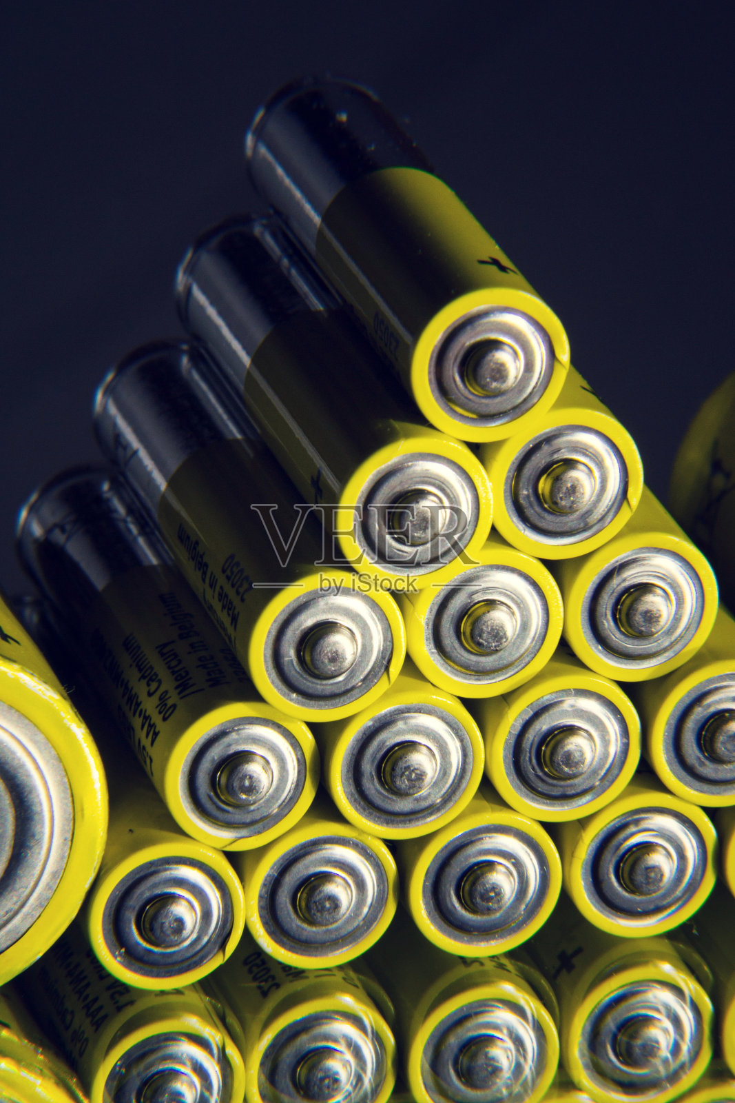 黄色双A电池反射镜，储电概念照片摄影图片