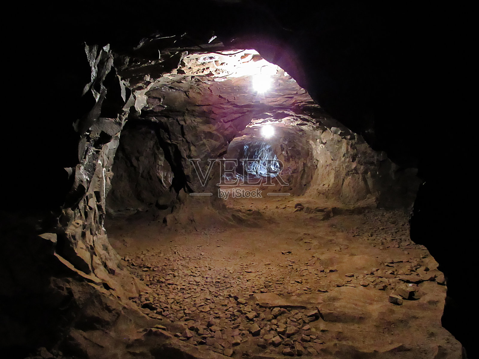 黑暗矿井中的路径照片摄影图片