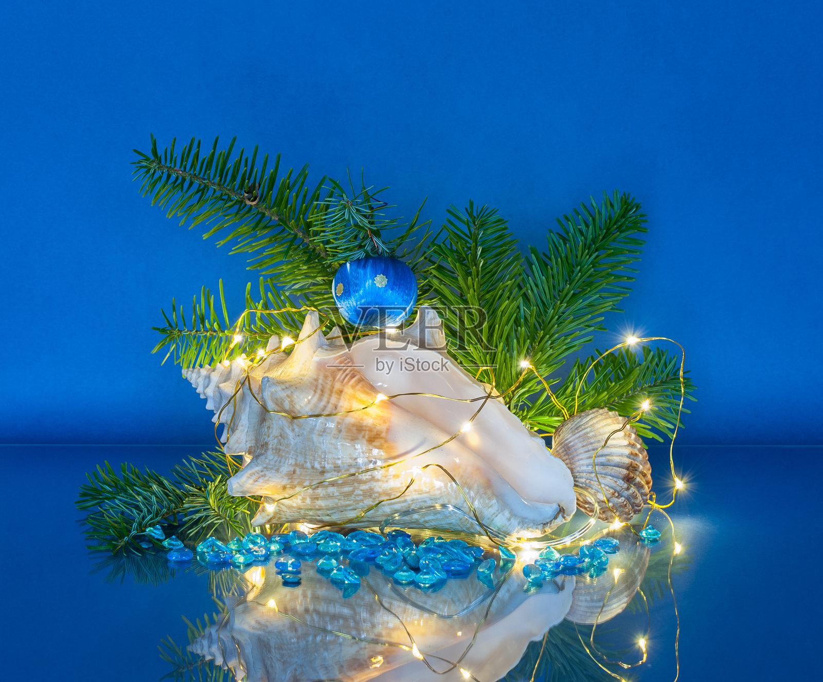 海洋圣诞装饰与仙女灯照片摄影图片
