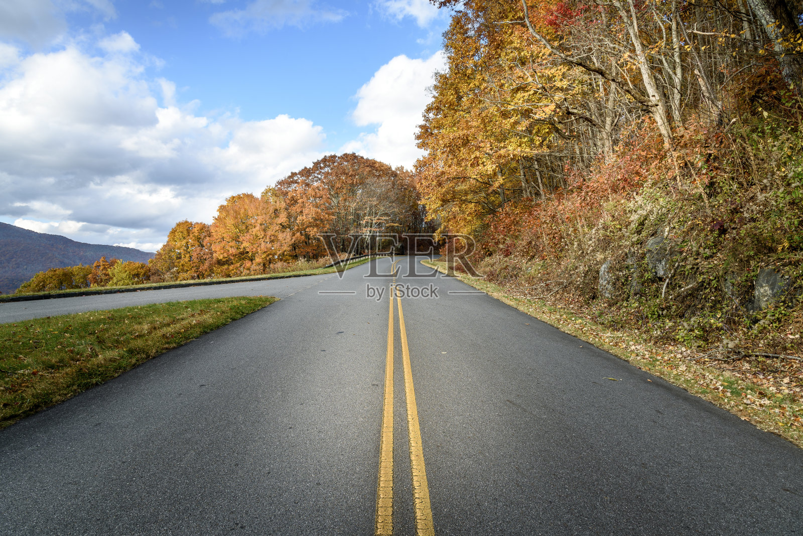 在秋天，蓝岭公园路的风景照片摄影图片