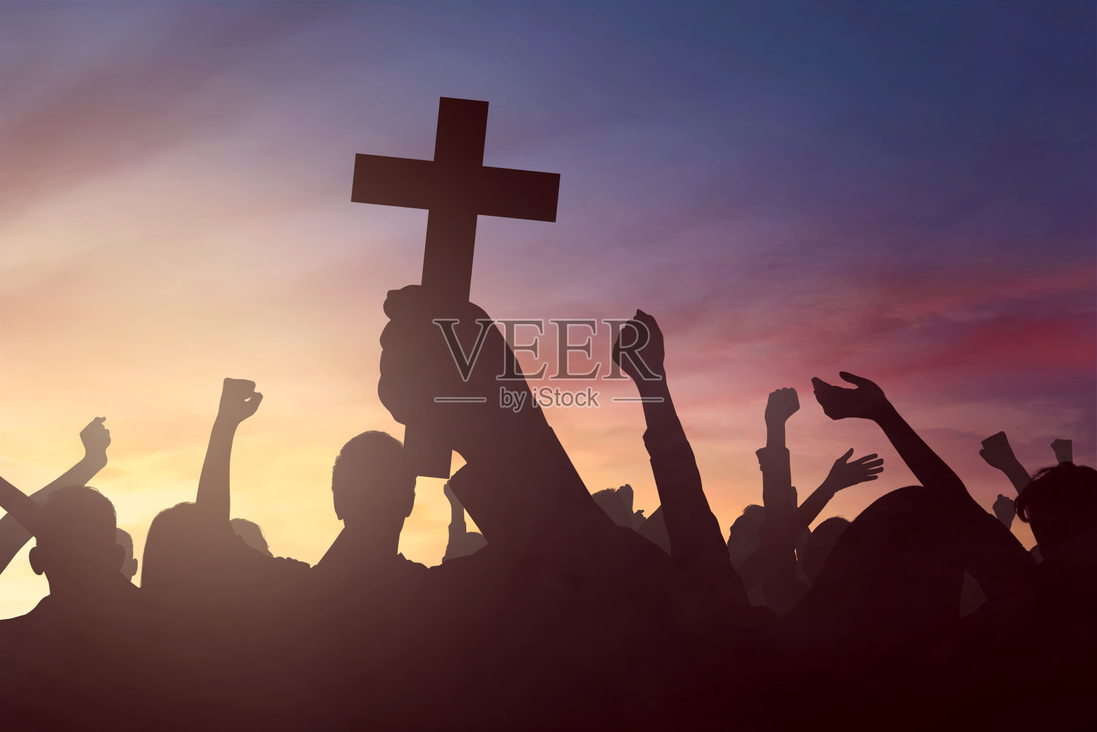 手握基督教十字架的剪影照片摄影图片