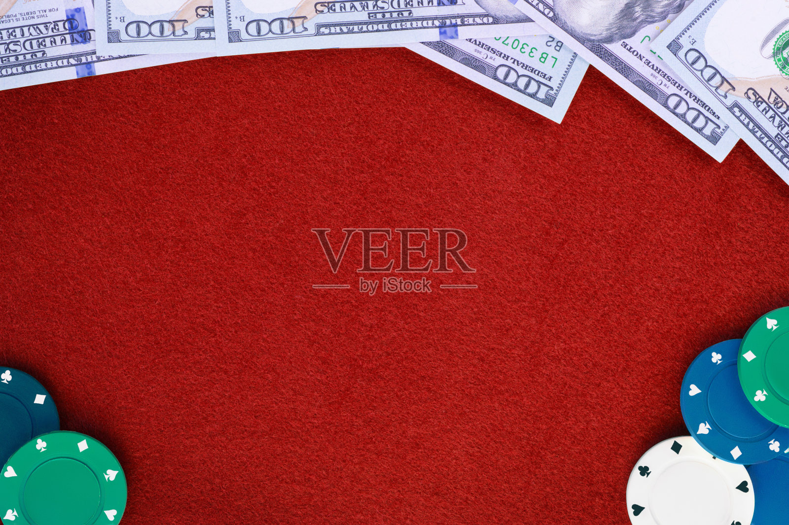 美元和扑克筹码在红色赌场感觉桌子的背景照片摄影图片