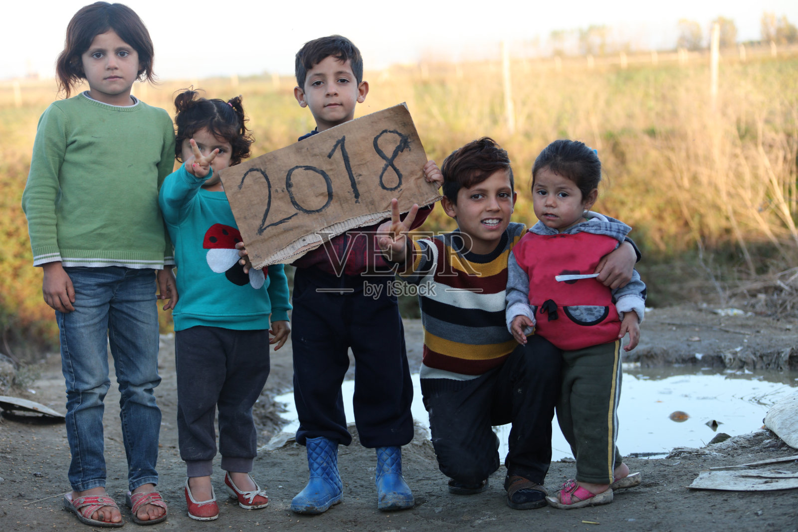 2018年叙利亚难民营-孩子们展示文件照片摄影图片