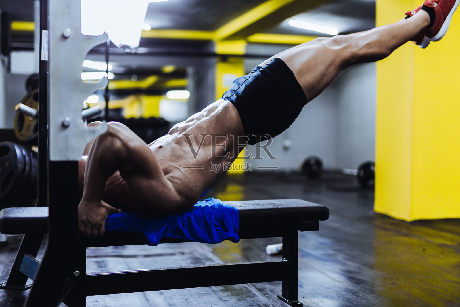 男人在健身房锻炼腹肌照片摄影图片