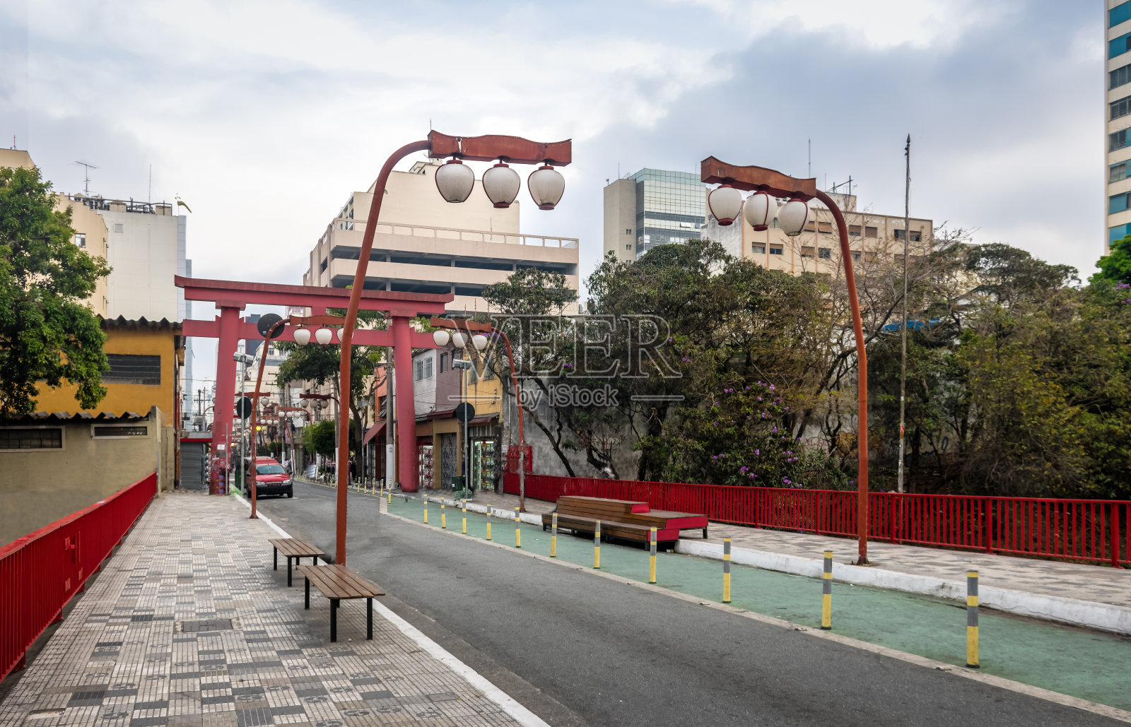 巴西圣保罗，利伯达德日本社区里利伯达德大街上的鸟居门照片摄影图片