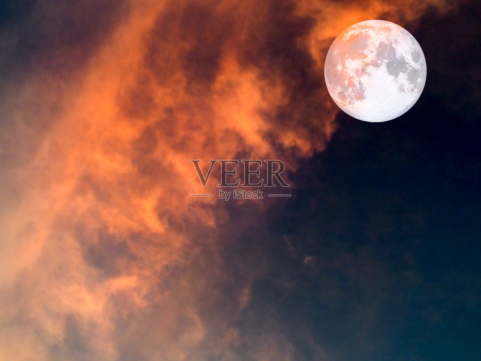 黑暗天空中的超级月亮和红色的软云照片摄影图片