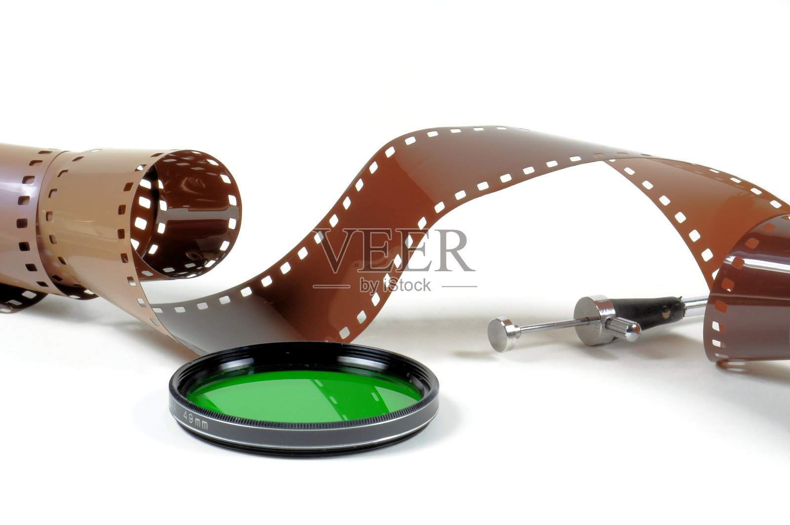 扭曲的薄膜条，摄影绿色滤镜和灵活的抓拍在白色的背景。照片摄影图片