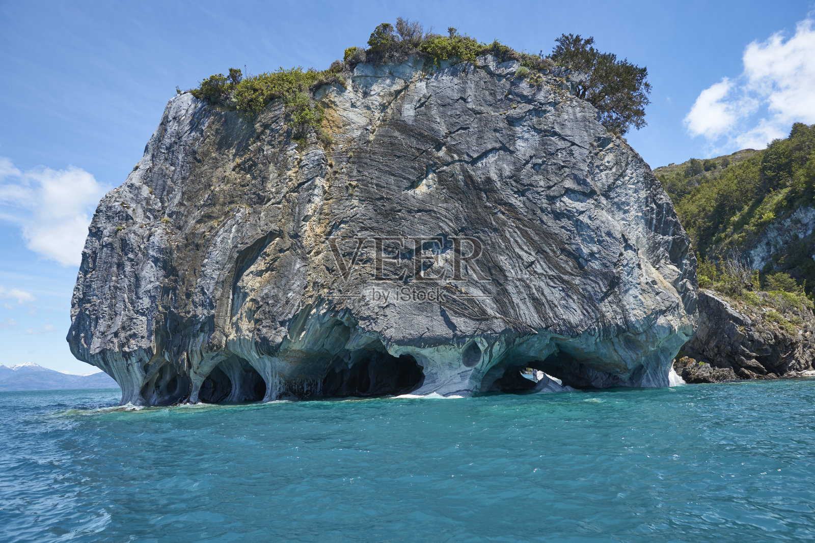 卡雷拉湖岸边的大理石洞穴照片摄影图片