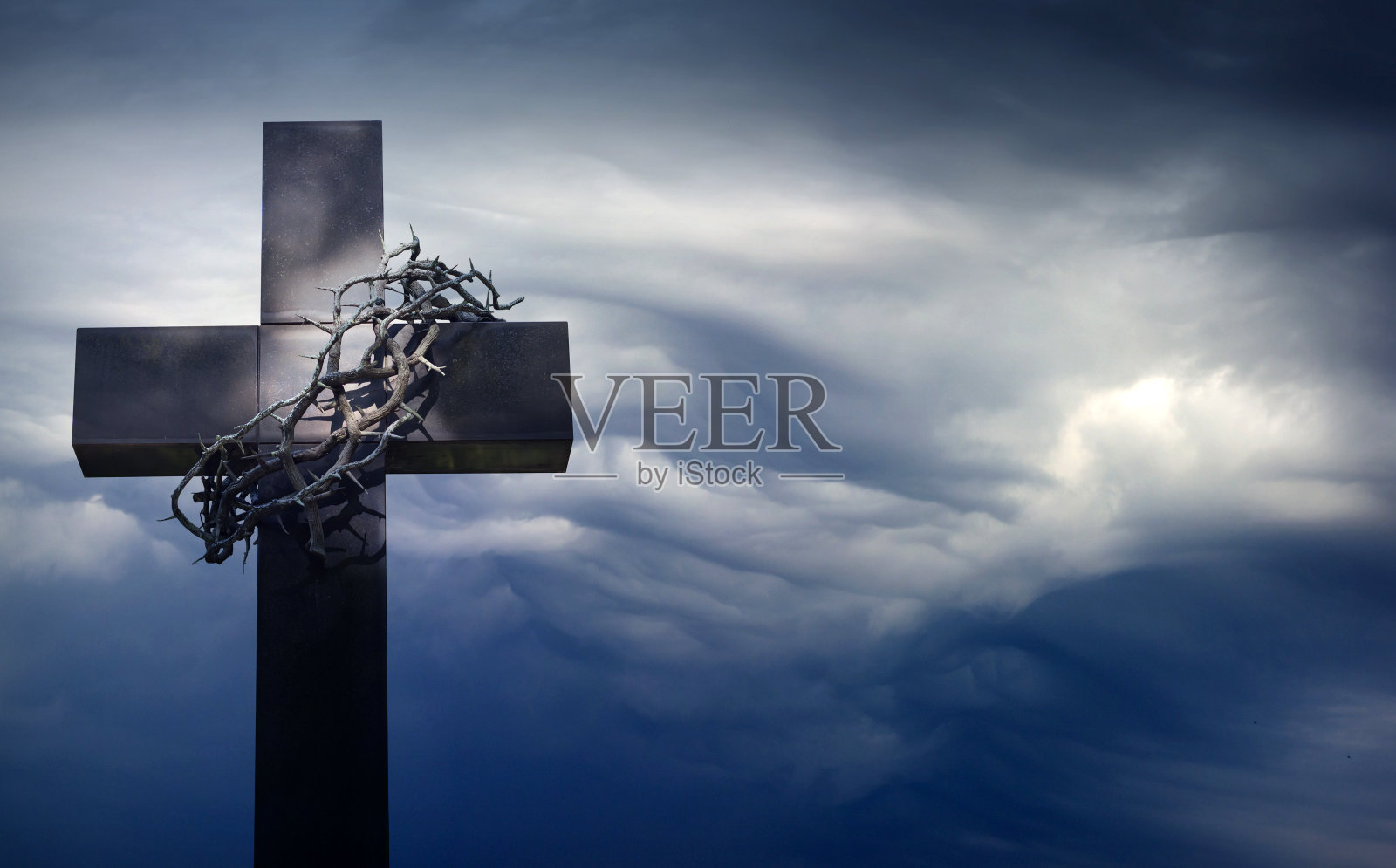 复活节十字架与荆棘冠对抗蓝天抽象背景与空白照片摄影图片