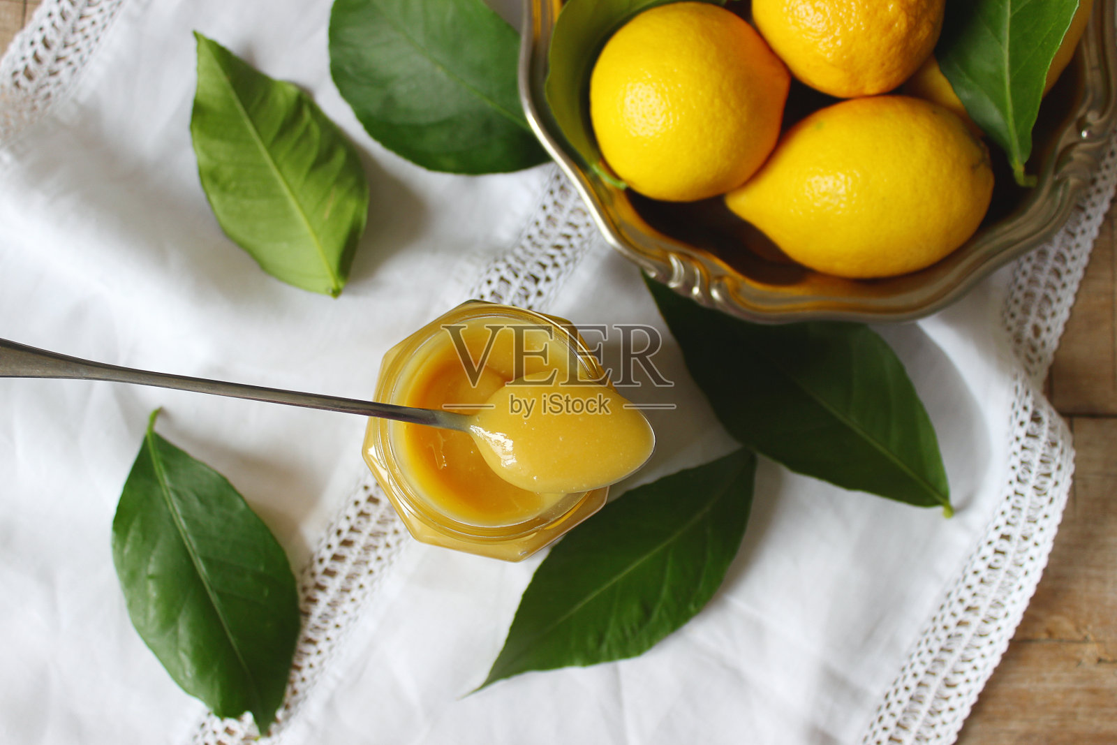 玻璃罐里的柠檬凝乳，柠檬和柠檬叶。乡村风格，选择性聚焦。照片摄影图片