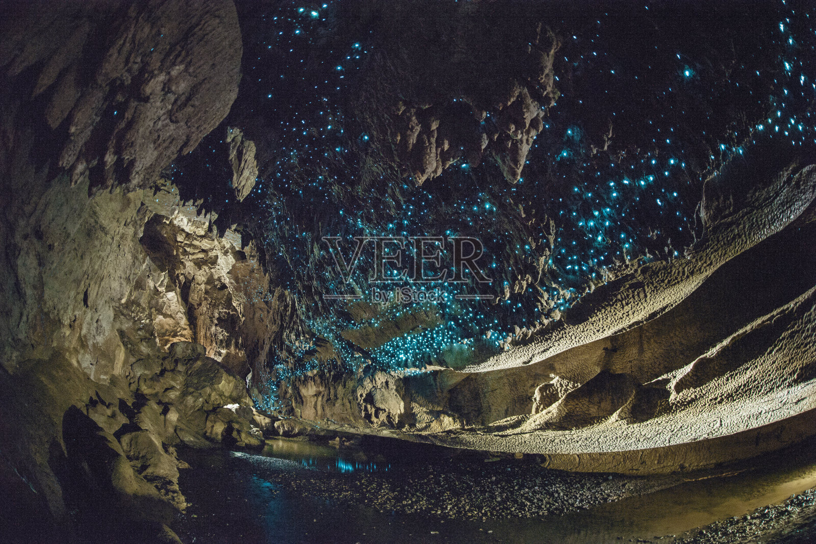 在新西兰的怀普洞穴里，萤火虫闪闪发光照片摄影图片