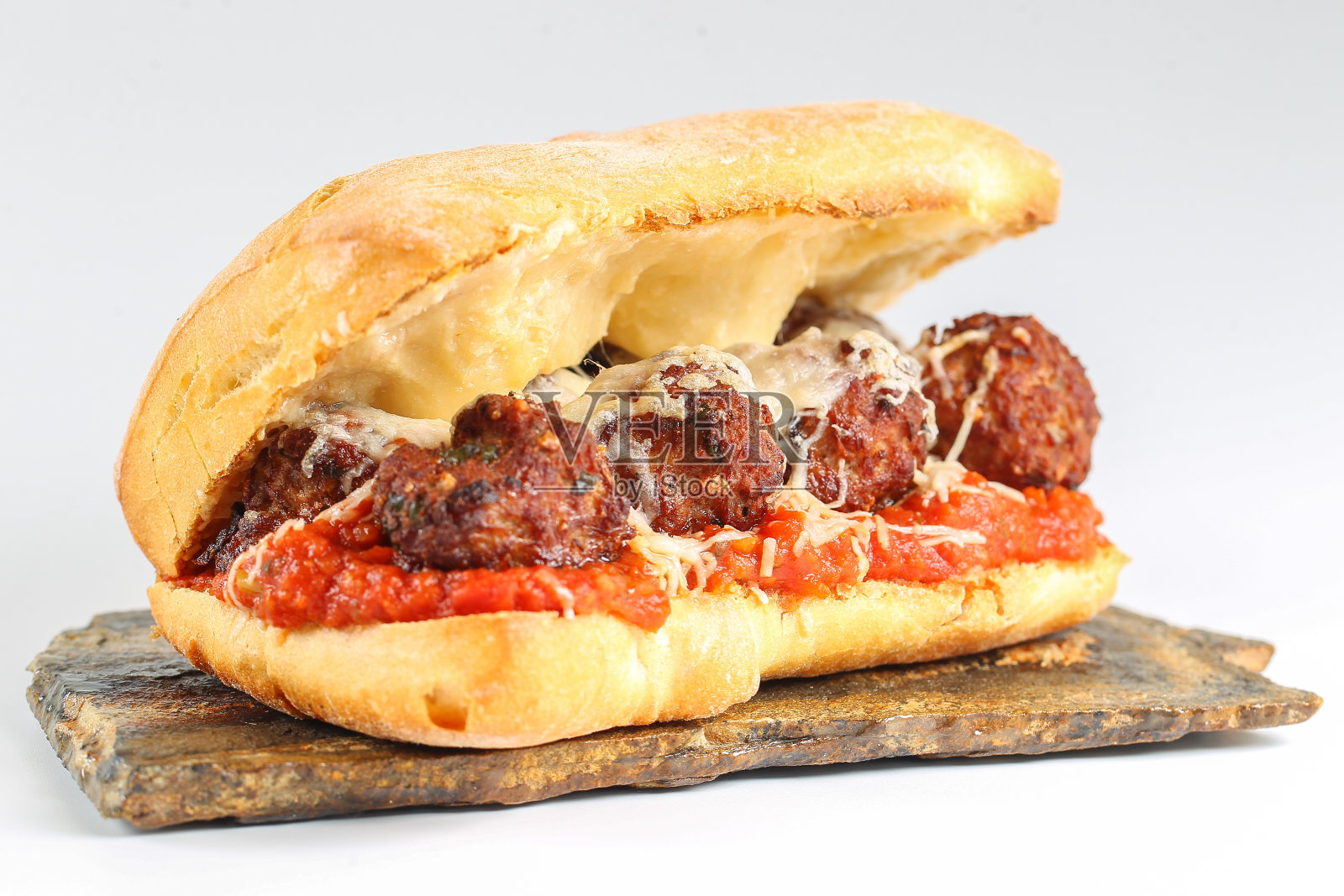 美味的肉丸夹在意大利脆皮面包里照片摄影图片