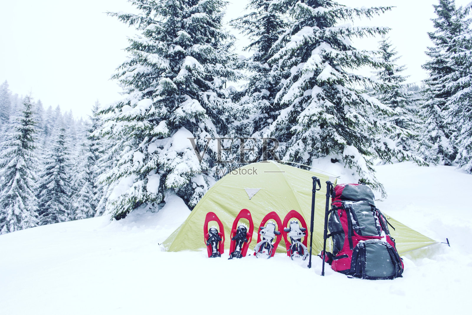 冬季在山里徒步旅行。帐篷在山腰上。照片摄影图片