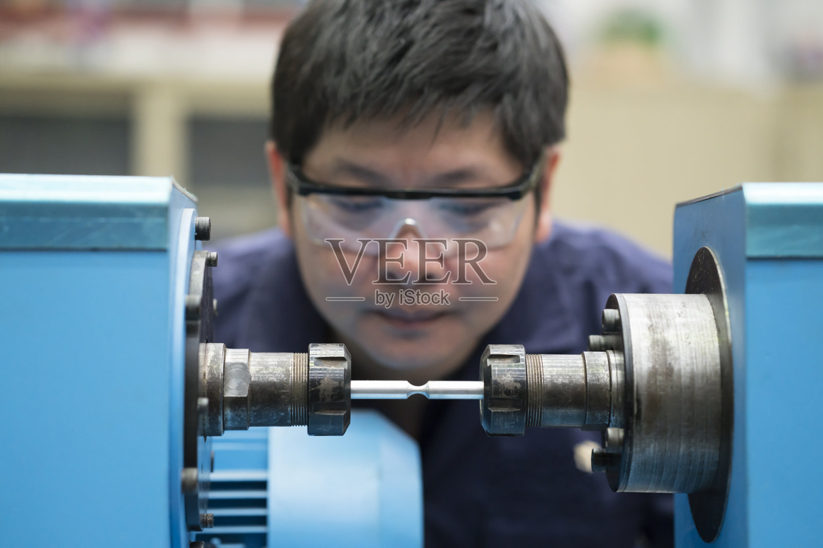 年轻的亚洲工程师在实验室工厂，工程和工业概念建立和测试试件机照片摄影图片