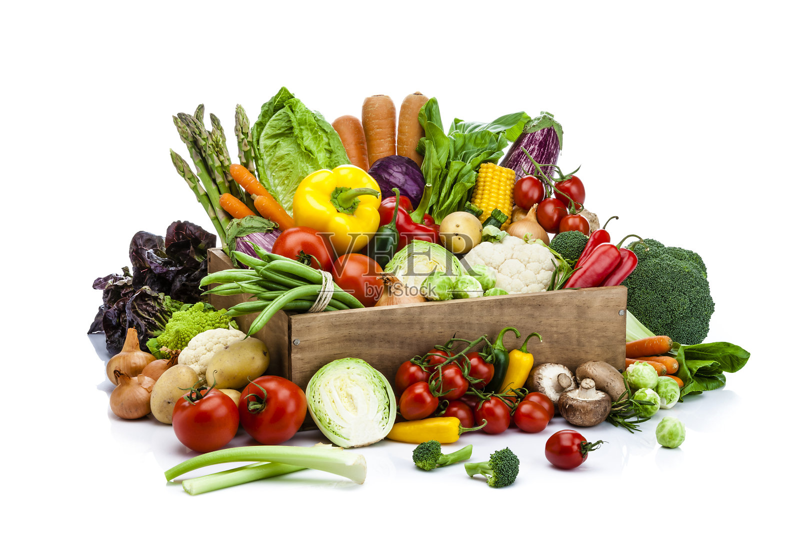 健康的新鲜蔬菜在一个木箱孤立的白色背景照片摄影图片