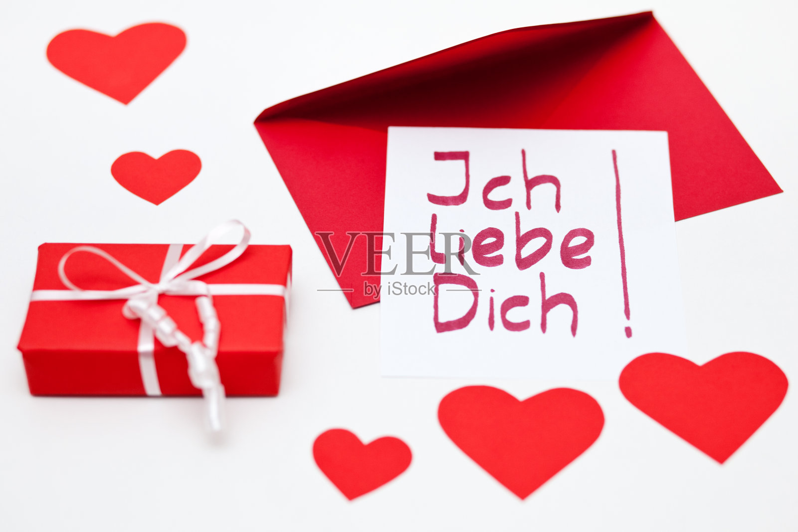 ich- libe - dich -note(德语)情人节和一个红色包裹。照片摄影图片
