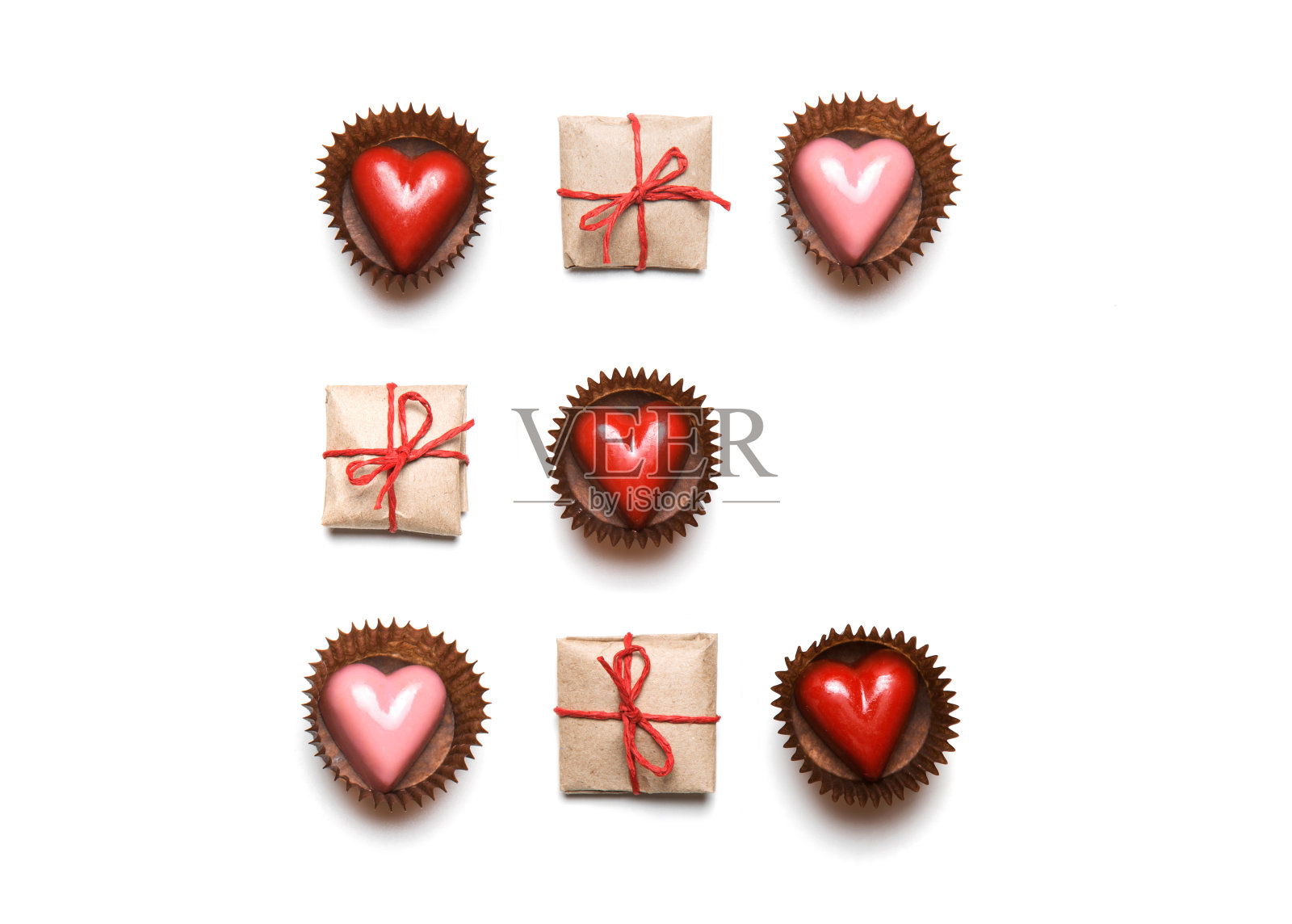极简风格的情人节平铺顶视图孤立的白色背景。一排排的礼物和心形巧克力糖果。副本的空间。爱的概念。圣瓦伦丁的模式照片摄影图片