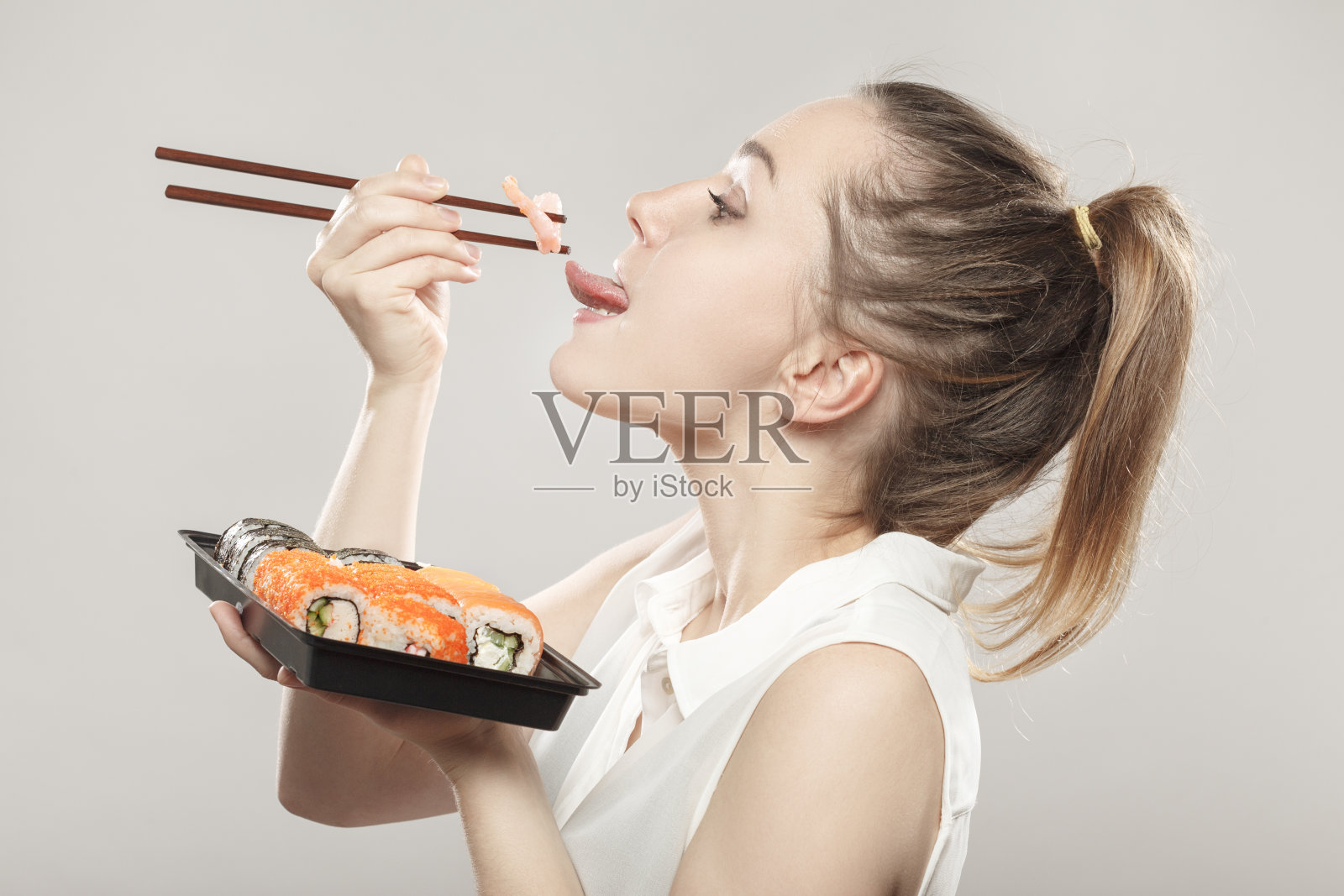 女人吃寿司照片摄影图片