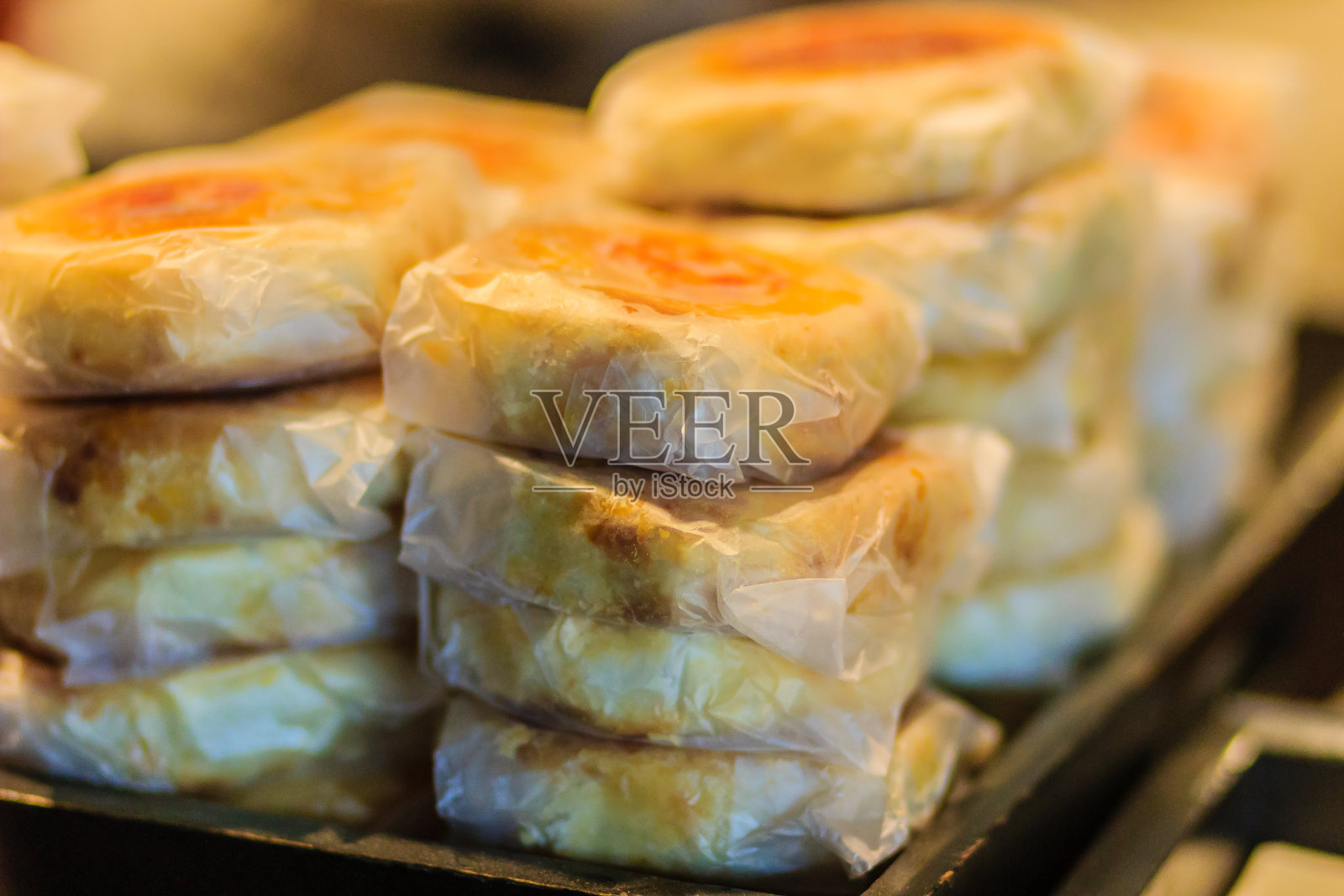 月饼或中国古代甜点称为“Pia”，古代甜点由面粉加热烘烤制成的金豆泥塞满咸蛋黄，中国糕点或月饼。照片摄影图片