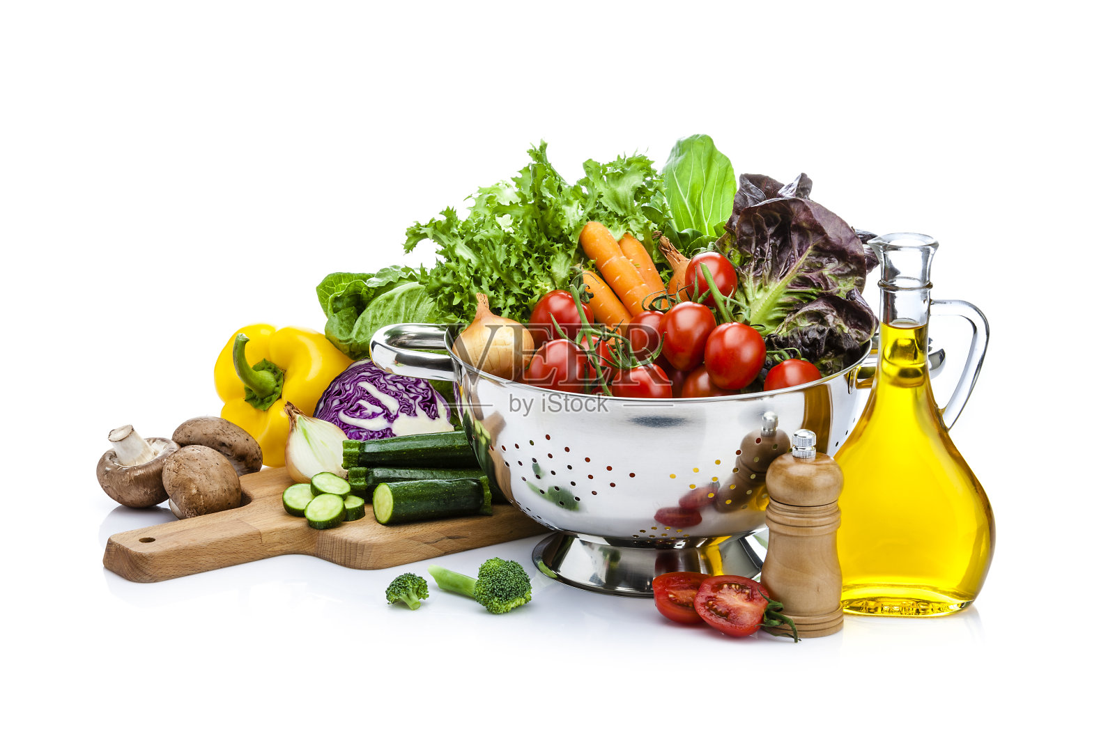 在白色背景上分离用于制作沙拉的健康新鲜蔬菜照片摄影图片