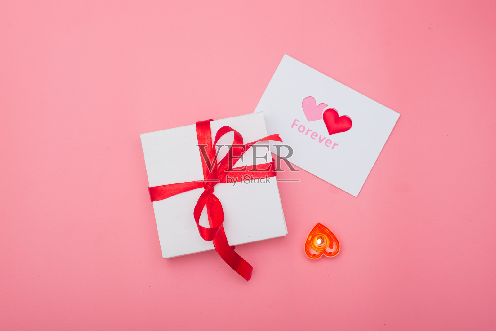粉红色的背景是情人节贺卡和礼物照片摄影图片