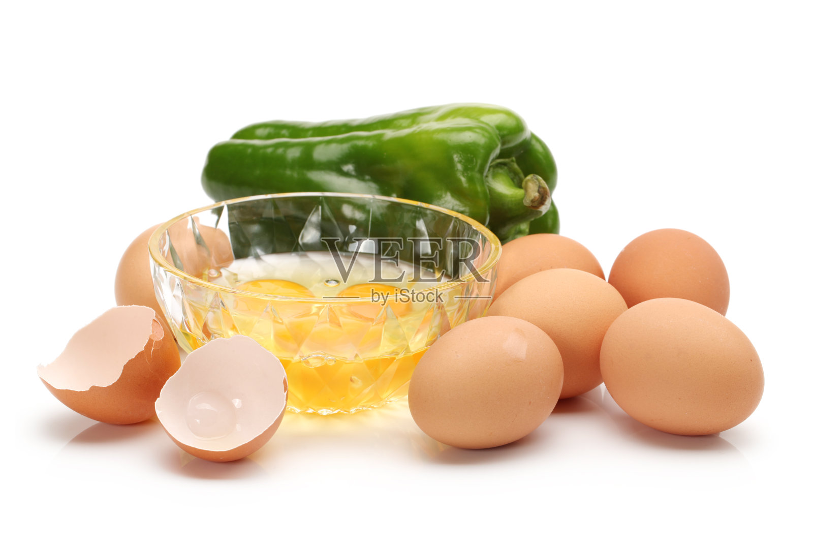 鸡蛋，青椒，白底照片摄影图片
