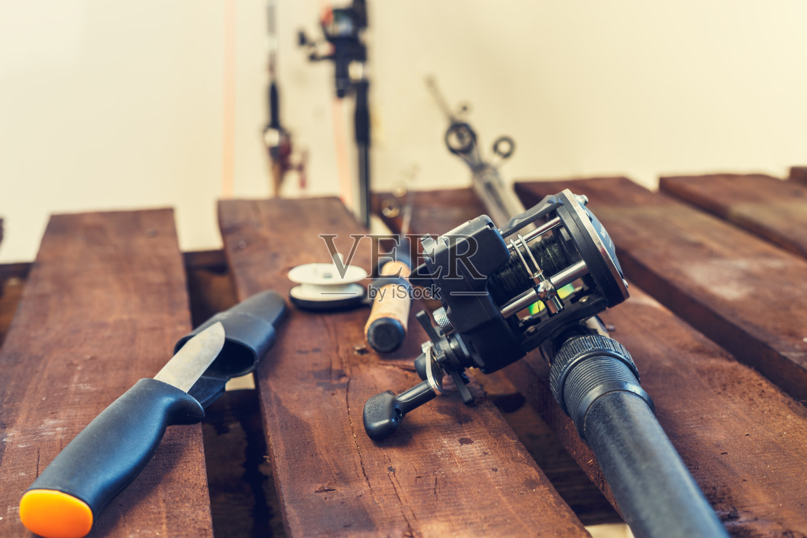 木桌上放着渔具，行进刀，纺纱机。的过滤器照片摄影图片
