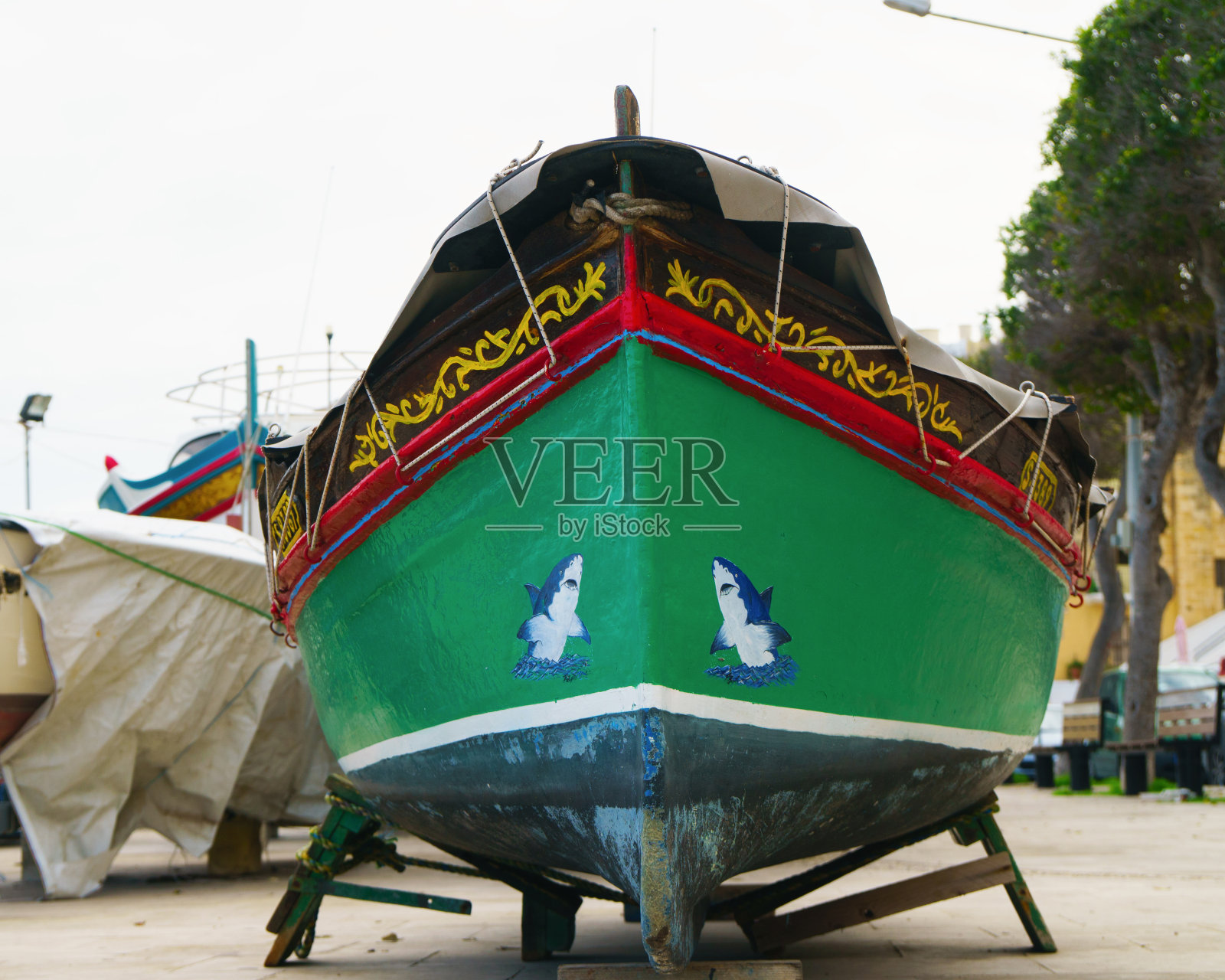 马耳他瓦莱塔的传统马耳他船。照片摄影图片