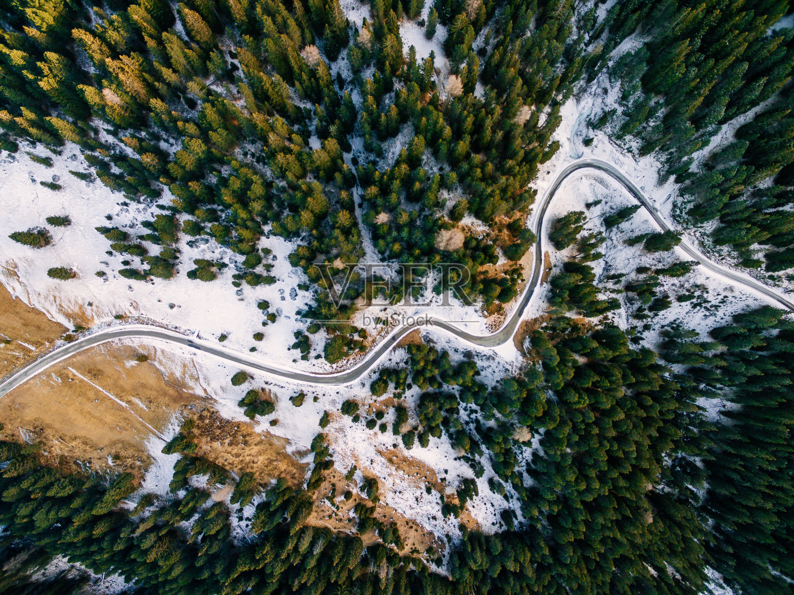 鸟瞰图雪域森林与道路。无人机从上面拍下的照片摄影图片