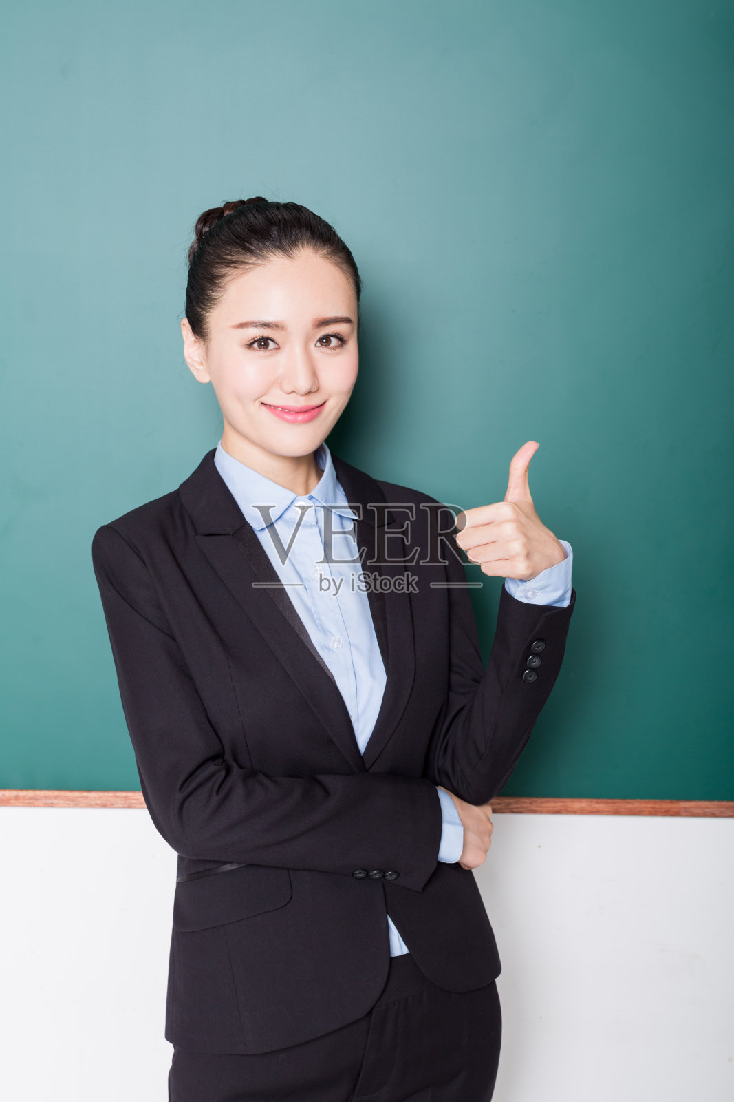 专业女教师在黑板前竖起大拇指照片摄影图片