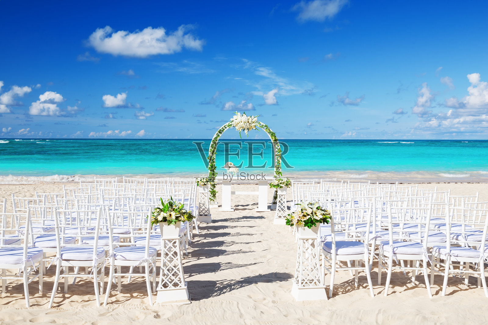 沙滩上浪漫的婚礼场景照片摄影图片