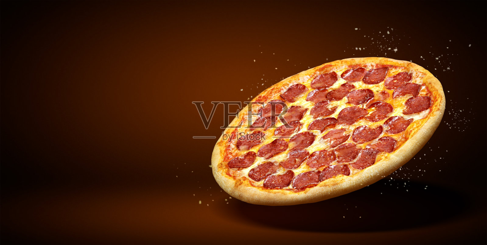 餐厅或披萨店的概念宣传传单和海报，美味的意大利辣香肠披萨模板，马苏里拉奶酪和复制空间为您的文本照片摄影图片