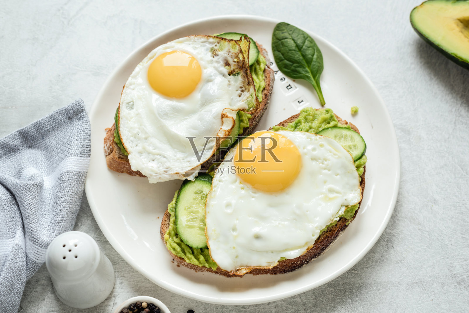早餐吐司配煎蛋、牛油果、黄瓜和全麦面包照片摄影图片
