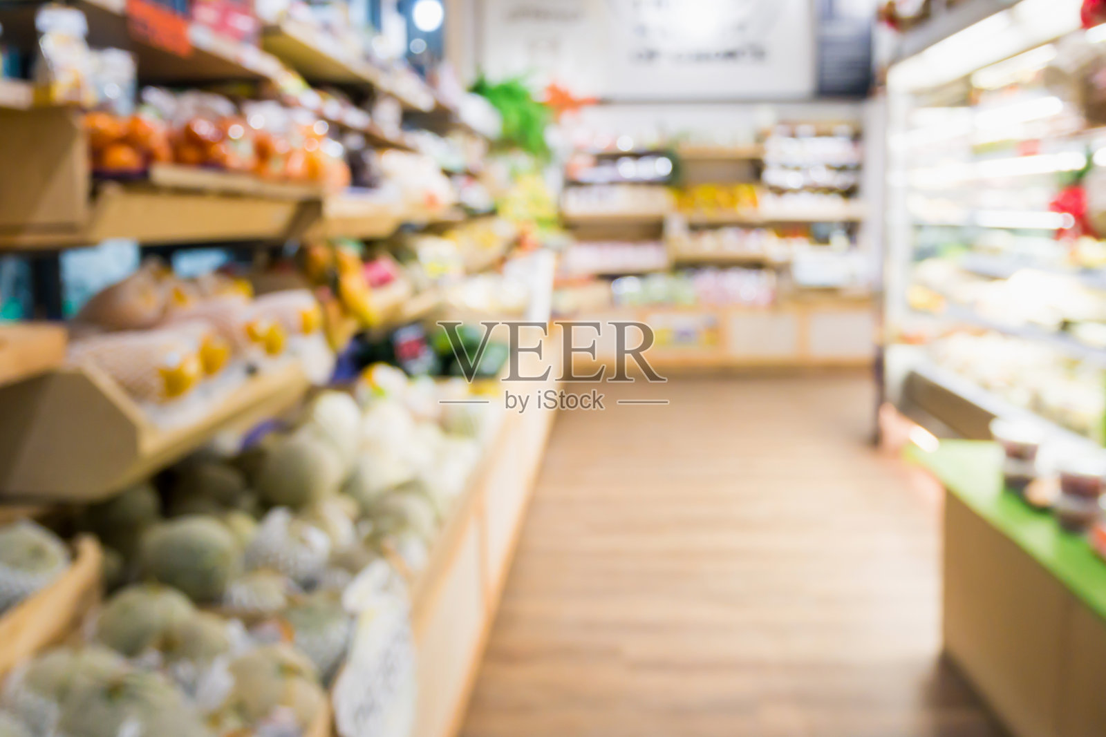 超市杂货店的货架上有水果和蔬菜模糊的背景照片摄影图片