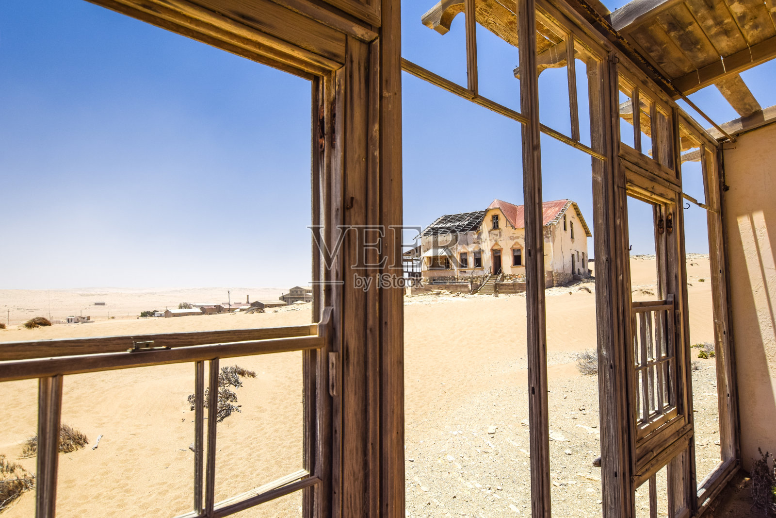 在非洲纳米比亚Lüderitz附近的鬼城Kolmanskop，一个被遗弃的房子的内部视图。钻石热潮结束后，房屋正慢慢被沙丘吞没。照片摄影图片