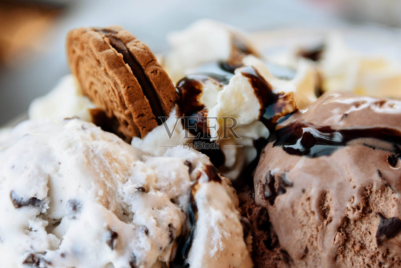 巧克力冰淇淋圣代与酱和饼干特写照片摄影图片