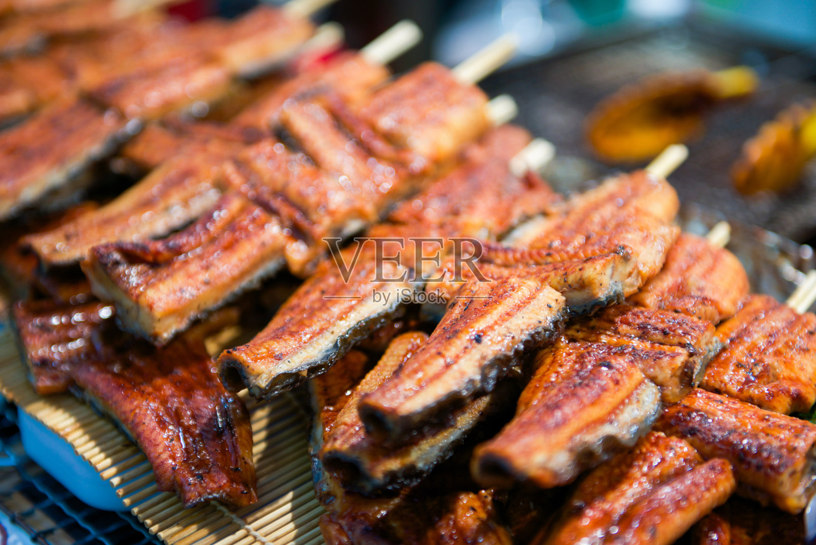 传统食物Unagi(烤鳗鱼)在黑泷市场出售照片摄影图片