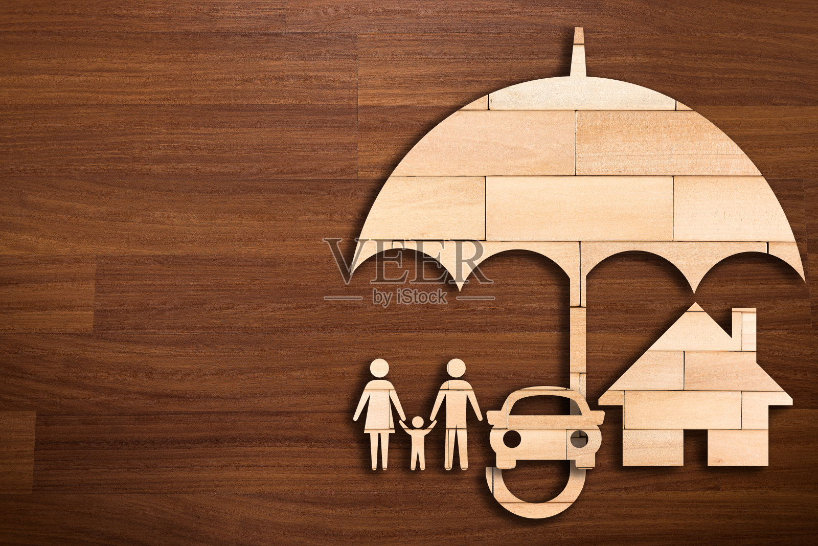 木制伞下的家庭剪影-保险概念照片摄影图片