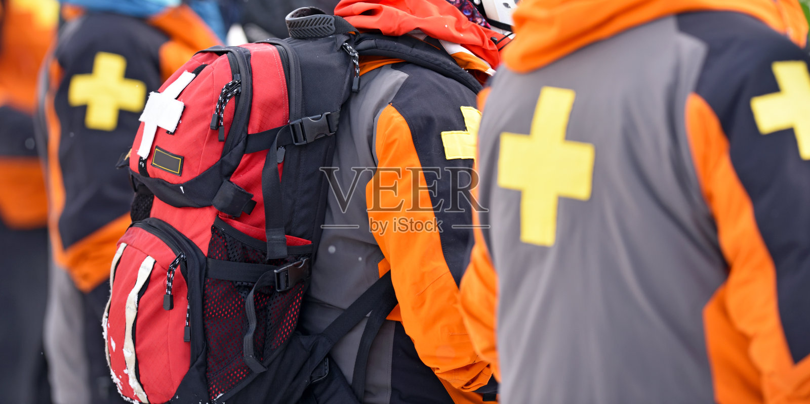 带着背包的急救滑雪巡逻队照片摄影图片