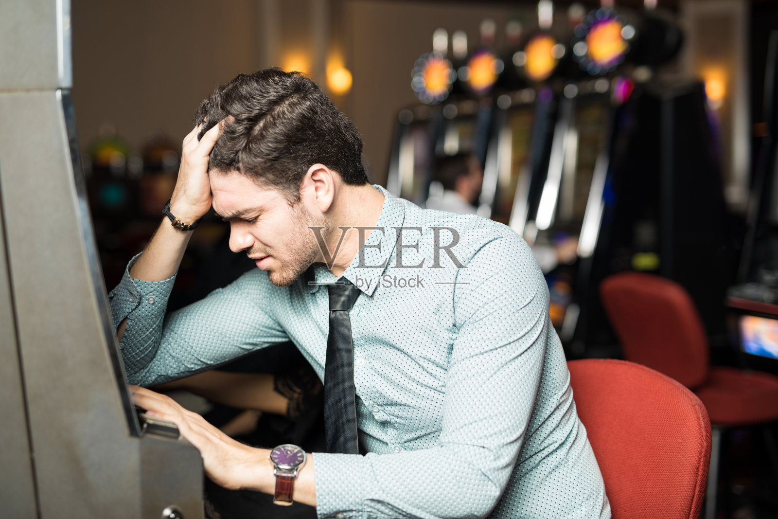一个在赌场输钱的人照片摄影图片