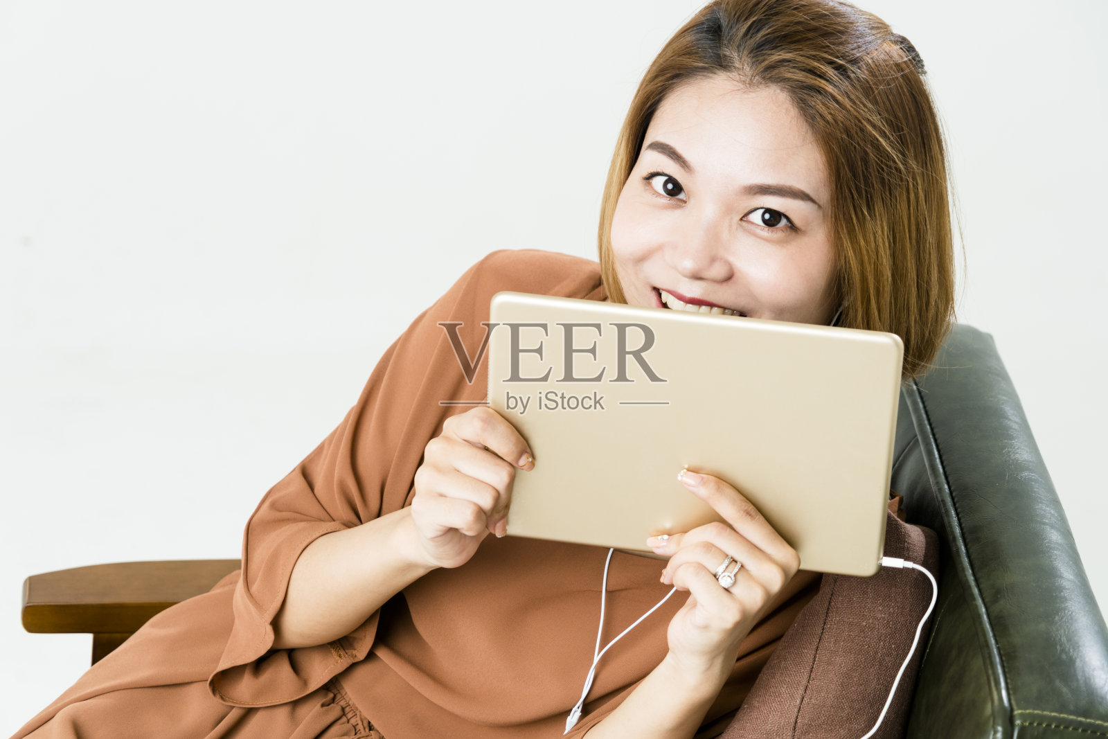 一名亚洲女性使用数码平板电脑的照片照片摄影图片