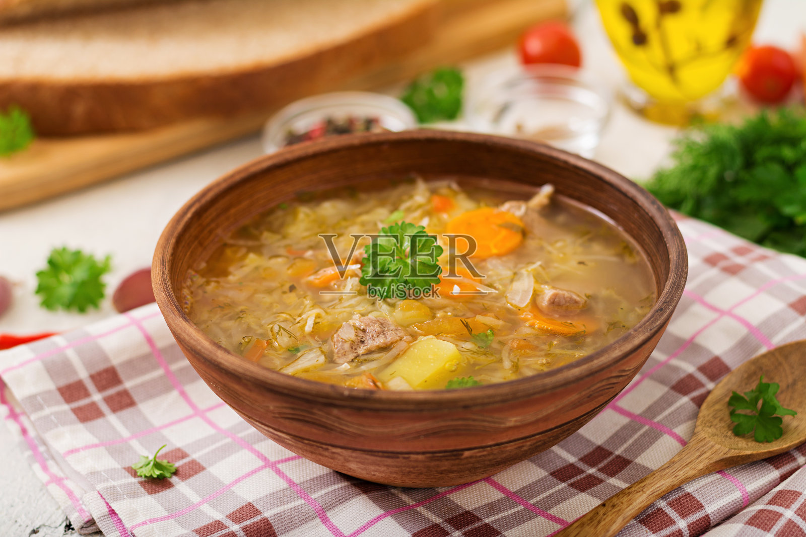 传统的俄罗斯汤配卷心菜-泡菜汤。照片摄影图片