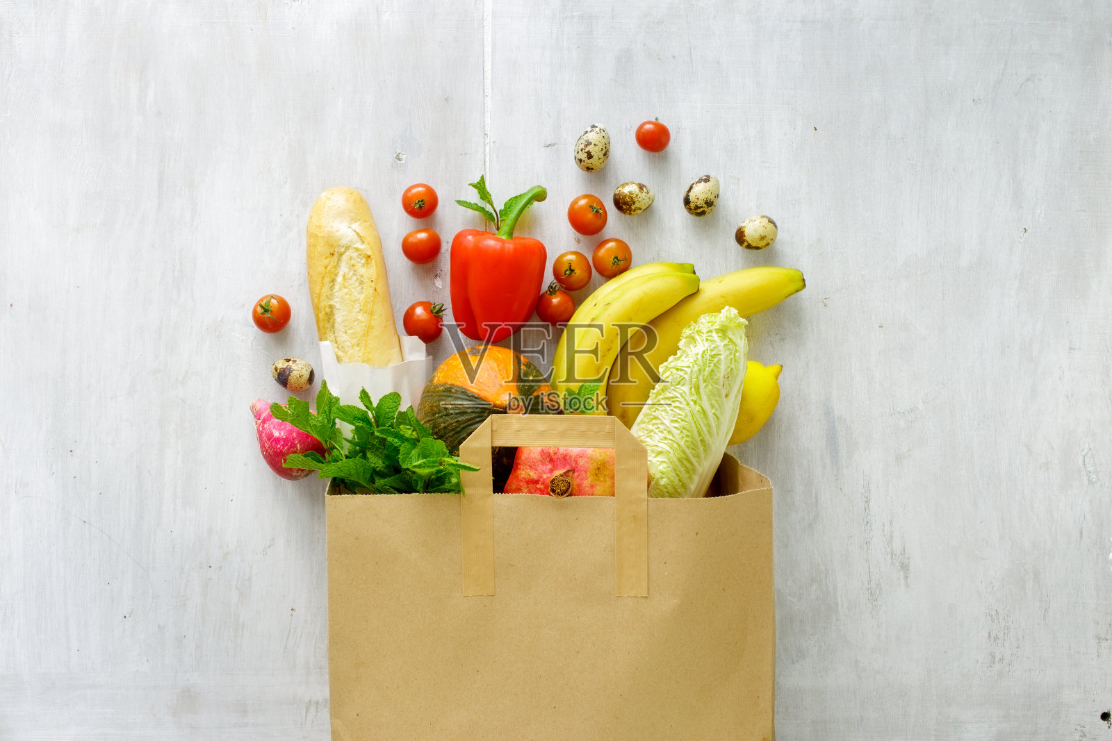 纸袋不同的新鲜健康食品，俯视图照片摄影图片